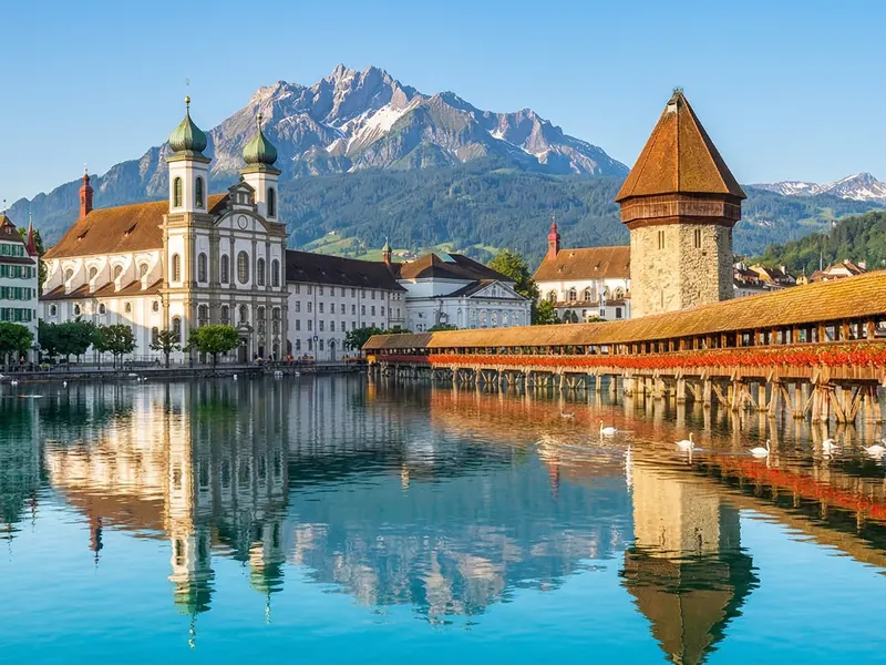Die Kapellbrücke in Luzern über die Reuss mit dem Pilatus im Hintergrund
