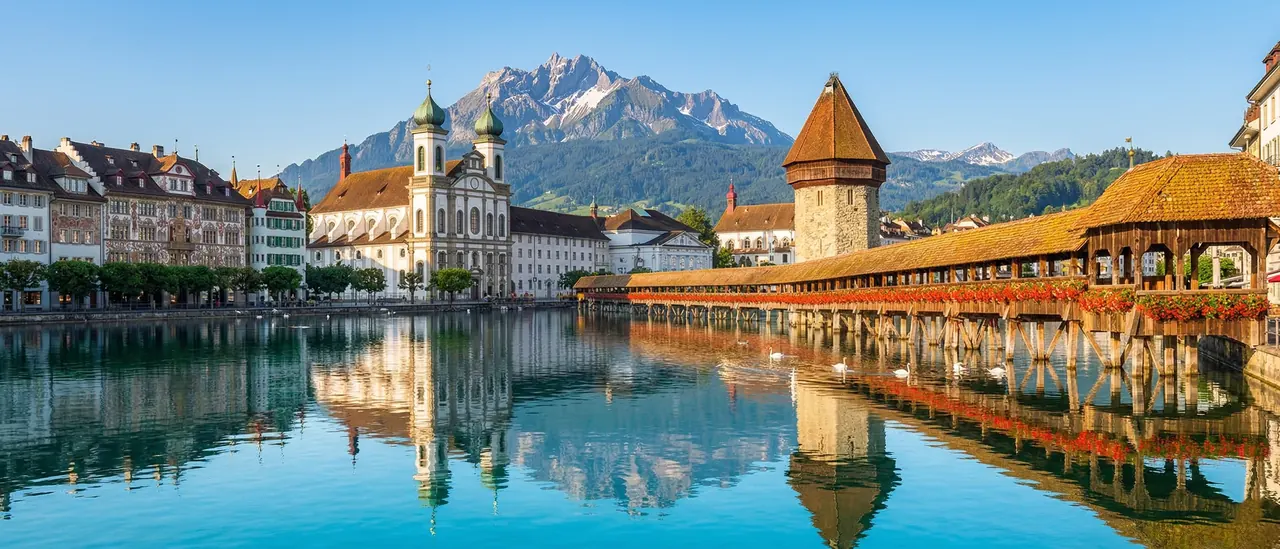 Die Kapellbrücke in Luzern über die Reuss mit dem Pilatus im Hintergrund