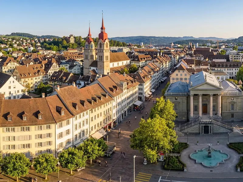 Luftaufnahme der Winterthurer Altstadt mit ihren Dächern und der Stadtkirche