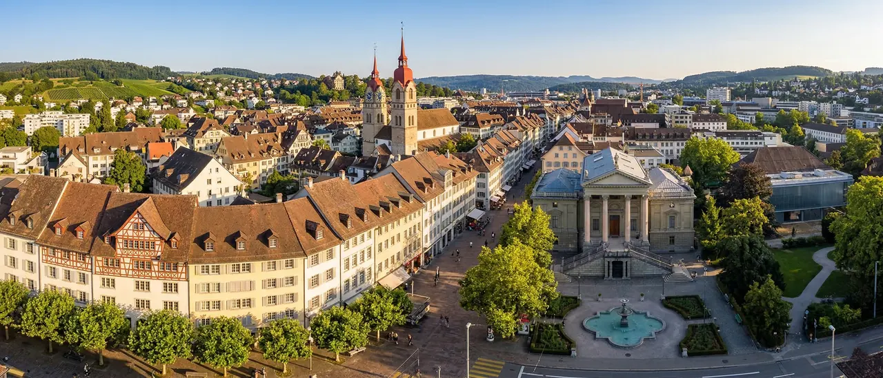 Luftaufnahme der Winterthurer Altstadt mit ihren Dächern und der Stadtkirche
